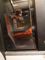 Kvinden med den orange taske. Mig på vej fra "arbejde" - sang/klaverøvning på Gallo skolen. Tidsbillede. 3.12.20.